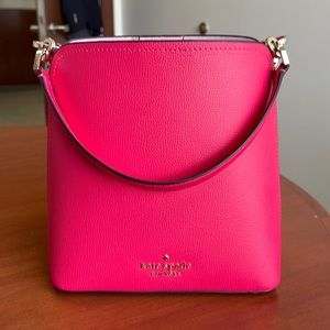 Like New Kate spade Darcy crossbody bucket bag